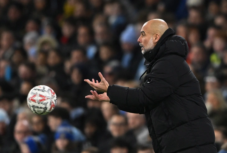 HLV Guardiola chỉ trích quả bóng FA Cup sau 20 cú sút không trúng đích - Ảnh 2.