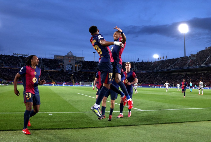 Yamal tái hiện siêu phẩm Euro, Barca vào tứ kết Champions League - Ảnh 2.