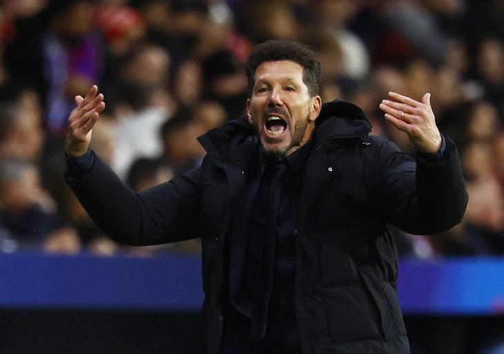 HLV Simeone: 'Tôi chưa bao giờ thấy VAR xem lại phạt đền trong loạt sút luân lưu' - Ảnh 1.