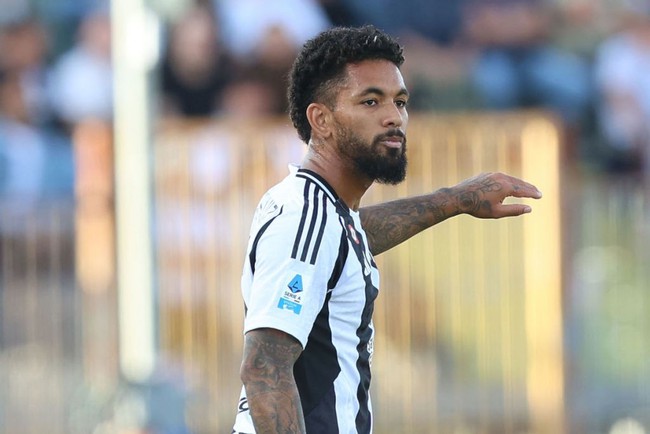 Juventus sắp chia tay Douglas Luiz?