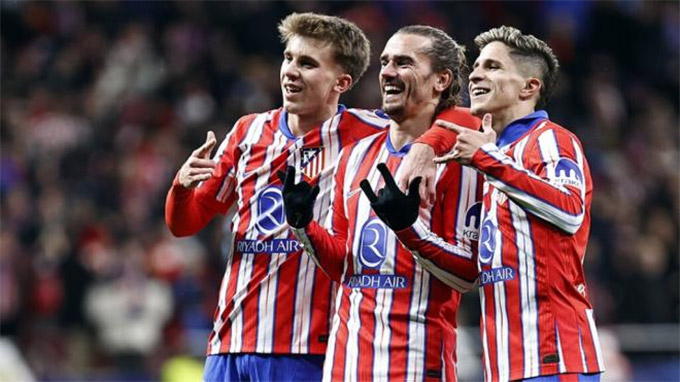 Griezmann ăn mừng cùng đồng đội sau cú đúp vào lưới Slovan