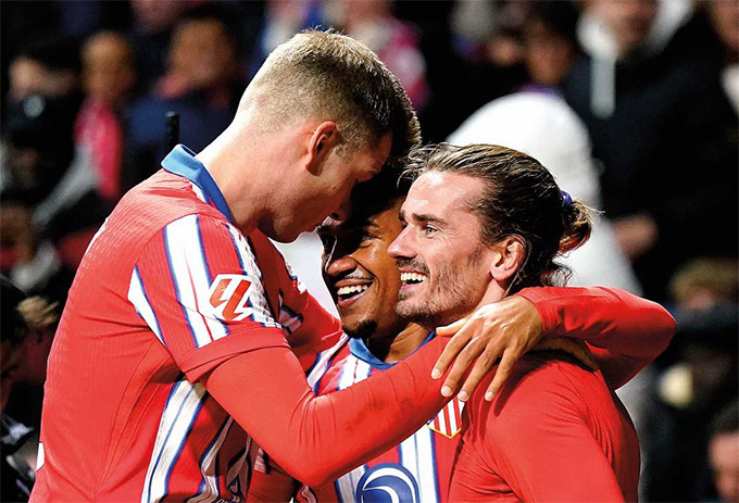 Griezmann ăn mừng bàn thắng với 2 đồng đội Lino và Alexander Sorloth