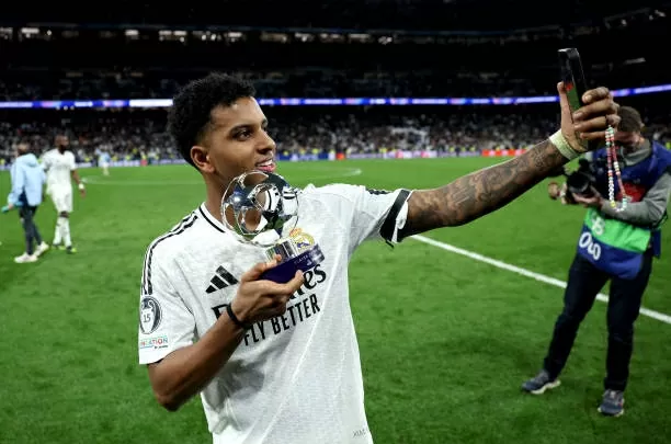 Lập siêu phẩm, Rodrygo sánh vai với 3 huyền thoại Real Madrid