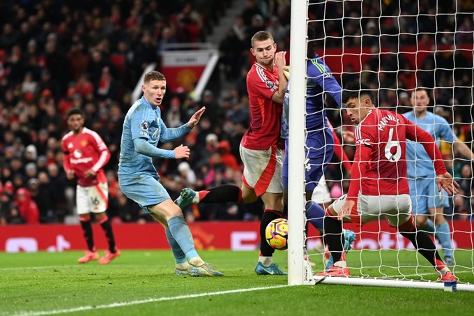 MU lại nhận một bàn thua khác từ bóng bổng khi Wood ấn định chiến thắng 3-2 cho Nottingham Forest