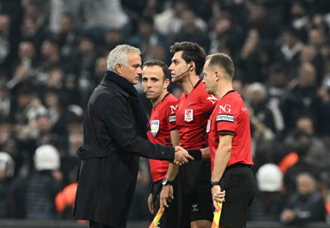 Jose Mourinho lại mỉa mai trọng tài sau trận thua của Fenerbahce