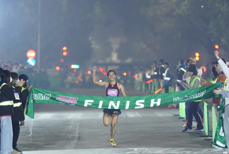 Treo thưởng cho VĐV phá kỷ lục quốc gia tại Giải VTV Phú Quốc marathon 2025 - Ảnh 1.