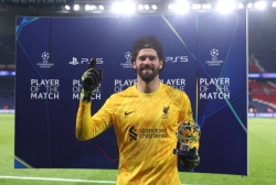 Thi đấu xuất sắc trước PSG, thủ môn Alisson lập hai kỷ lục